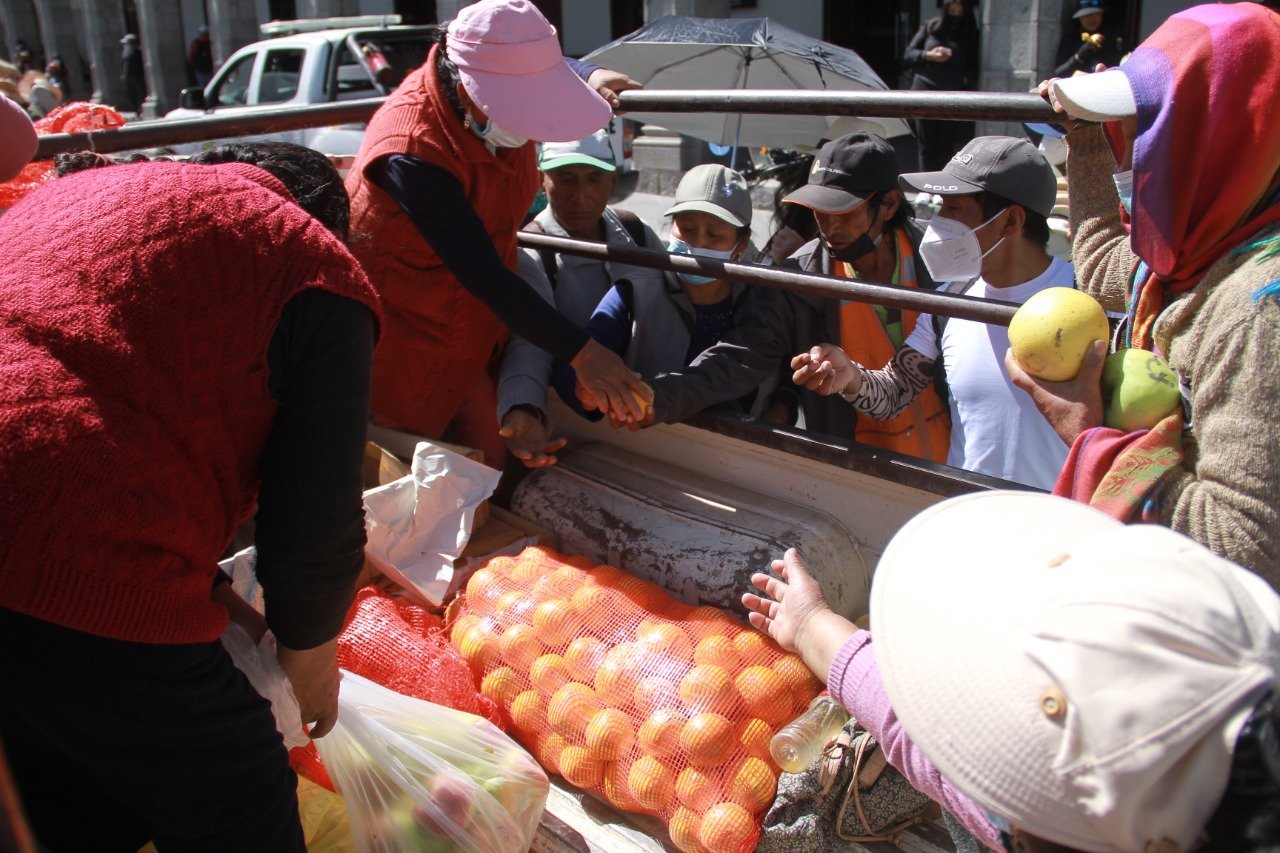 Agricultores regalaron fruta exigiendo su formalización