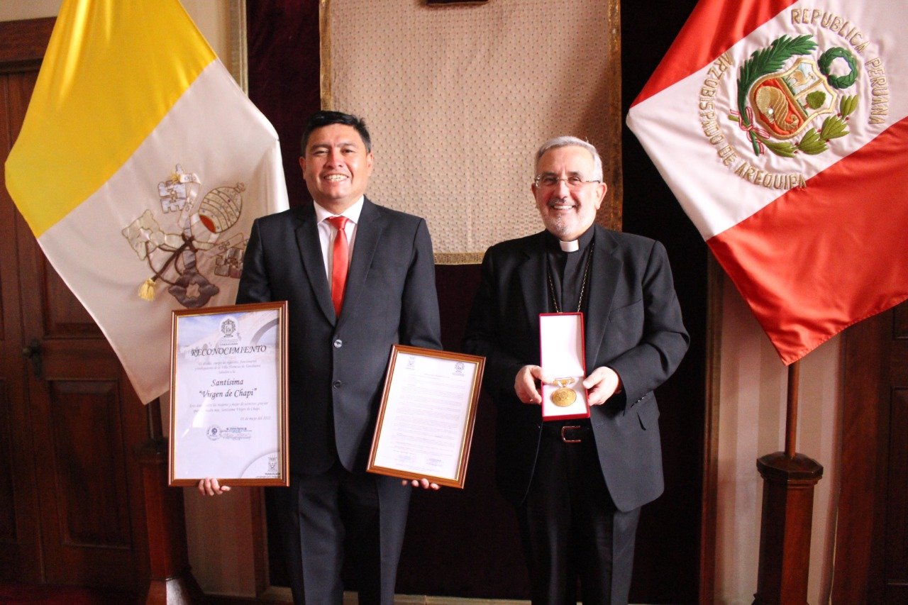 Municipio de Yanahuara condecoró a Virgen de Chapi