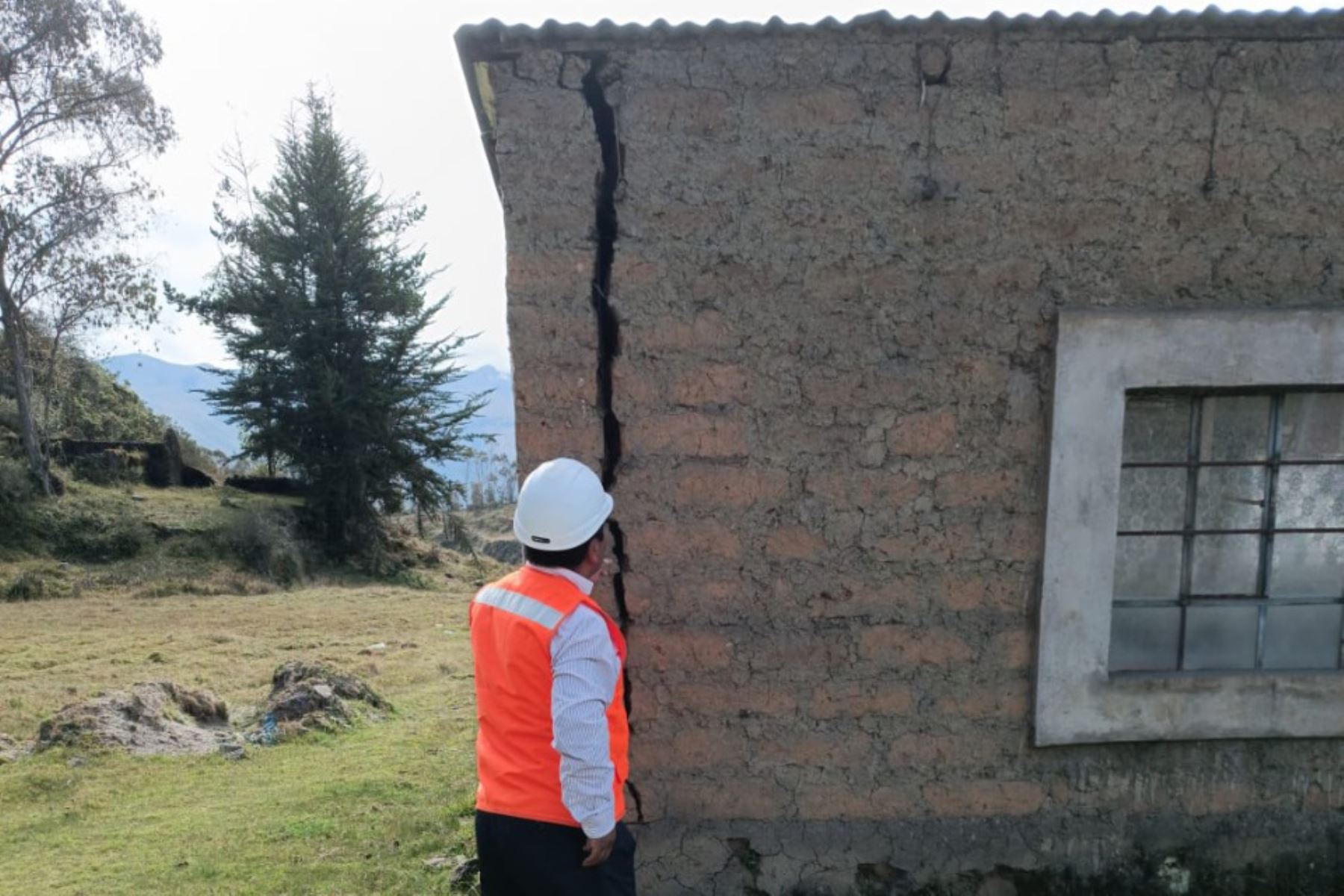 En Puno reportan daños en colegios y viviendas