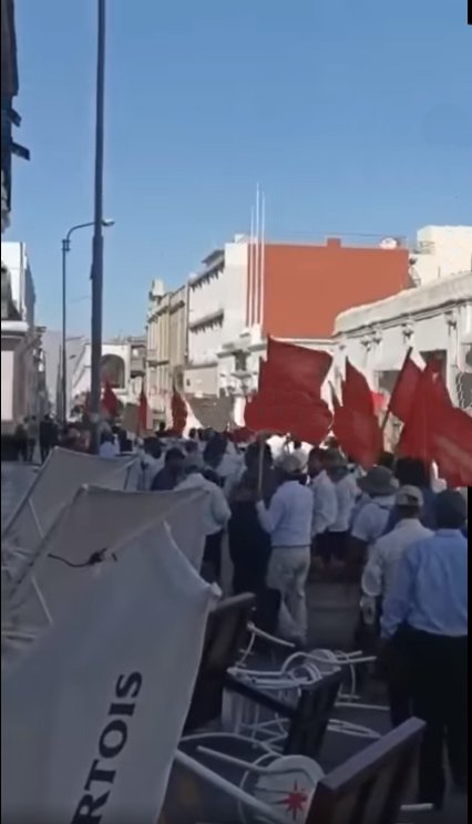 Trabajadores dañan propiedad privada y agredieron a Congresista