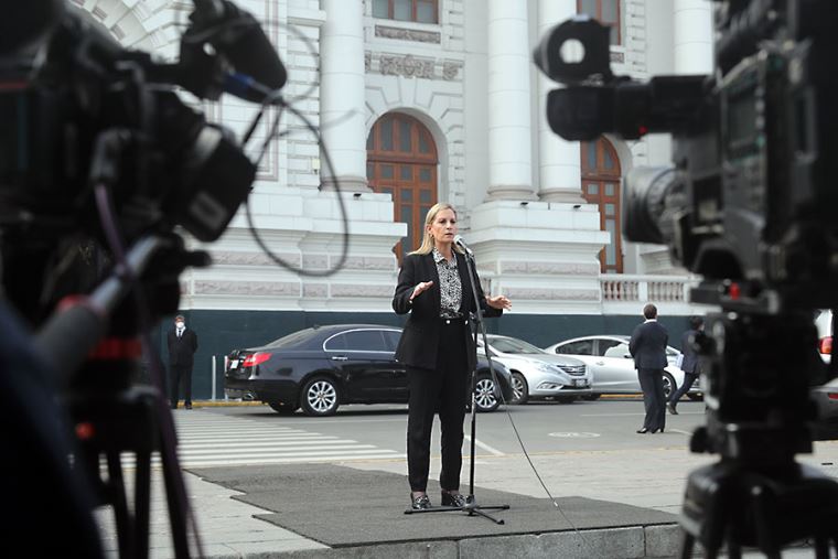 Presidenta del Congreso ratifica respeto a la libertad de prensa