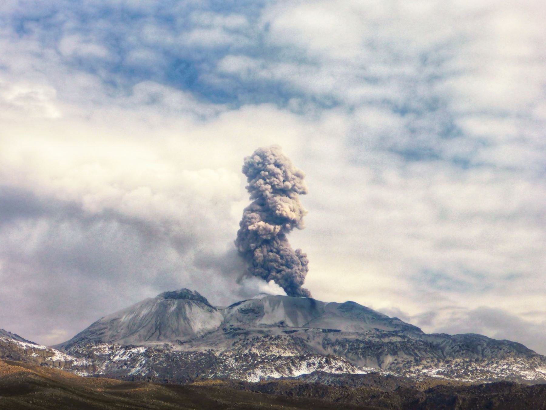 Volcán Sabancaya registra proceso eruptivo moderado