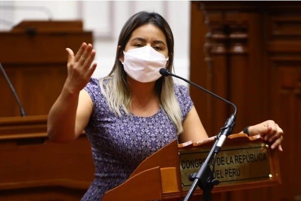 Denuncian que congresista fujimorista habría plagiado 2 tesis