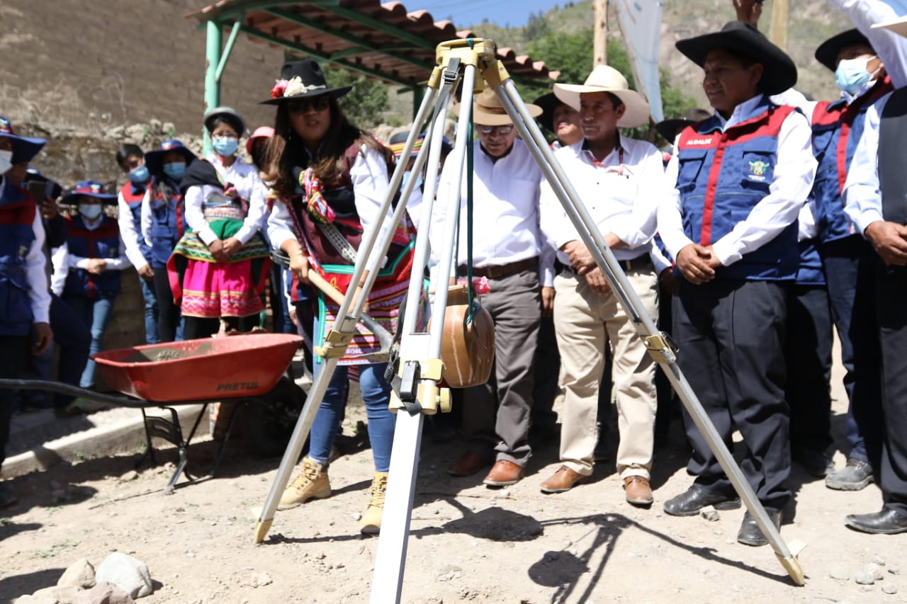 Gobernadora y funcionarios en campaña colocaron primera piedra de obra