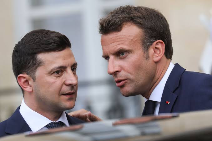 Macron promete a Zelenski incrementar la ayuda militar