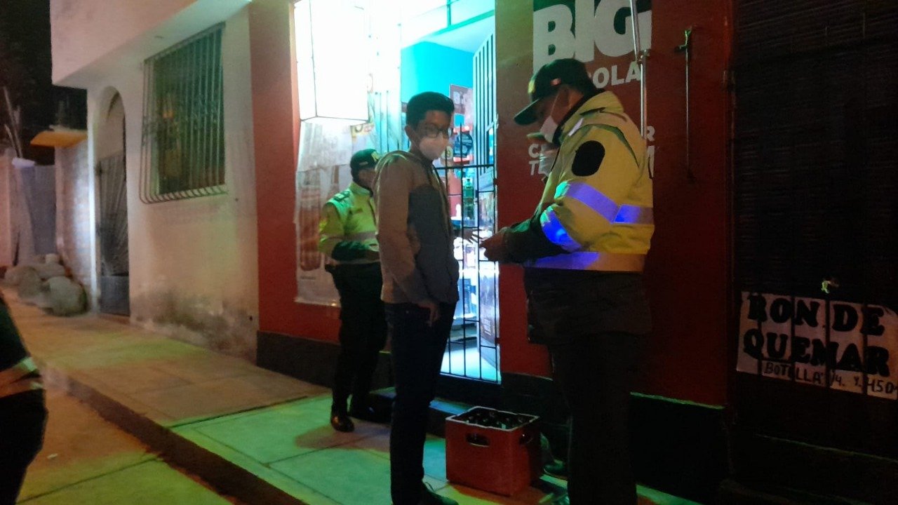 Tienda de abarrotes vendía licor a altas horas de la noche