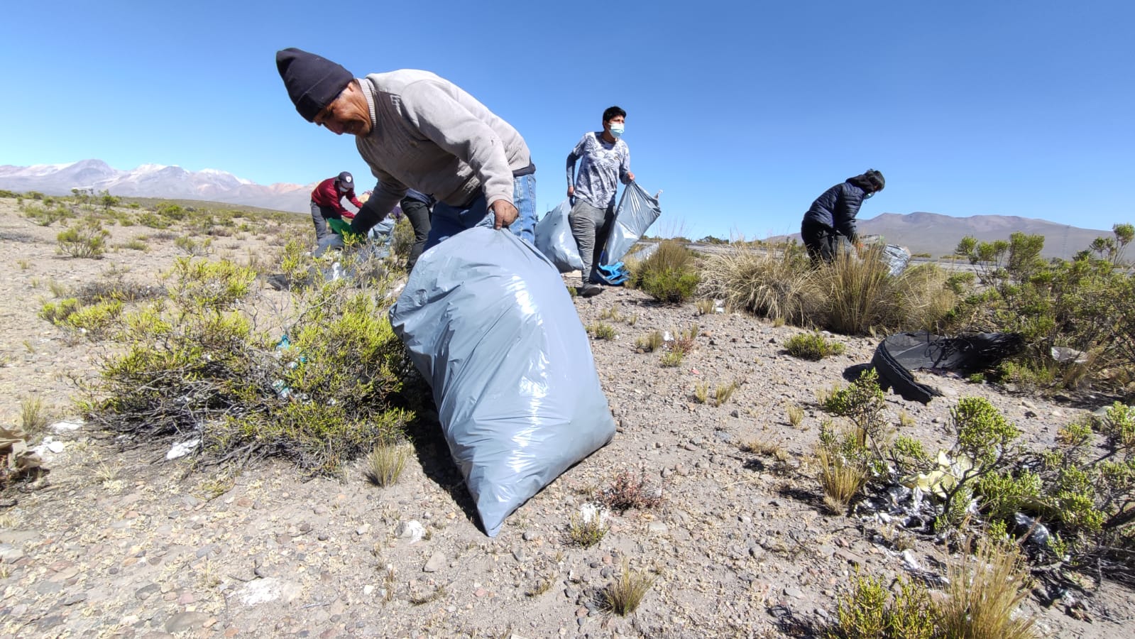 MUNICIPALIDAD DE YANAHUARA REALIZÓ CAMPAÑA DE LIMPIEZA EN LA CARRETERA CAMINO A TAMBOCAÑAHUAS, SE RECOJIO MAS DE 15 TONELADAS DE BASURA