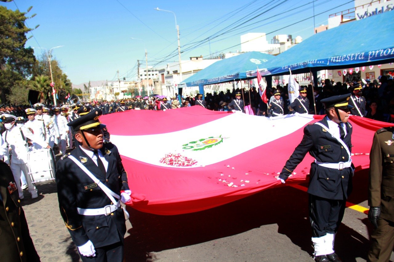 Escolares y militares marcharon por el día de la Bandera y batalla de Arica