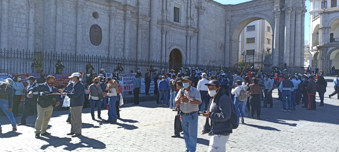 Más de 5 mil trabajadores estatales en la región exigen mejoras salariales