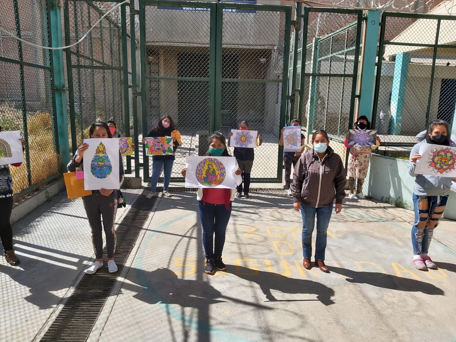 Implementan biblioteca en penal de mujeres Arequipa