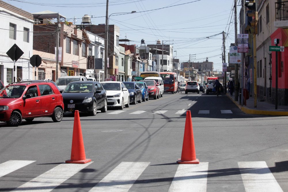 Excavan asfalto instalado en Av. Progreso por rotura de tubería