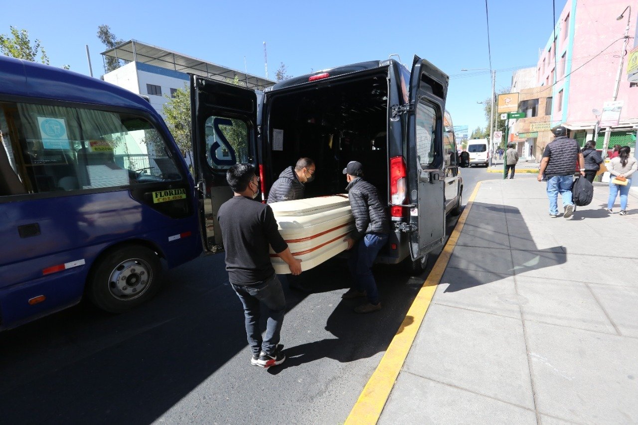 Cuerpos de mineros encontrados en Atico llegaron a morgue de Arequipa