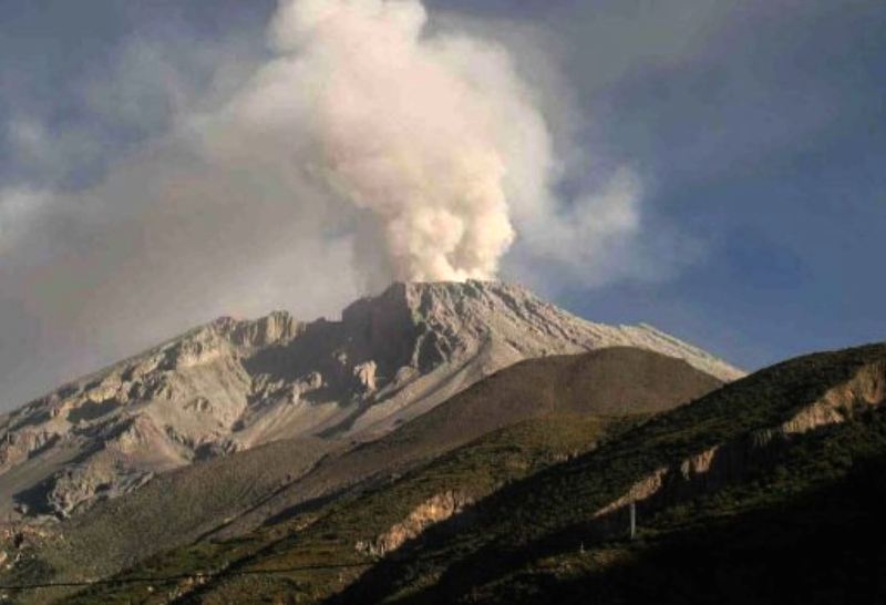 Reportan removilización de cenizas del volcán Sabancaya por vientos