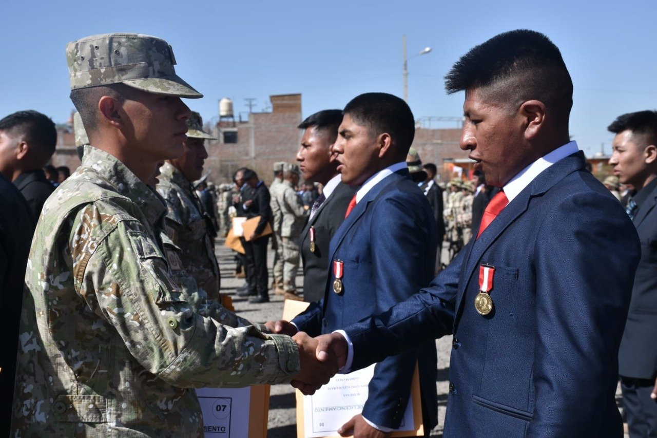 Promoción militar que ingresó en pandemia recibió licenciamiento