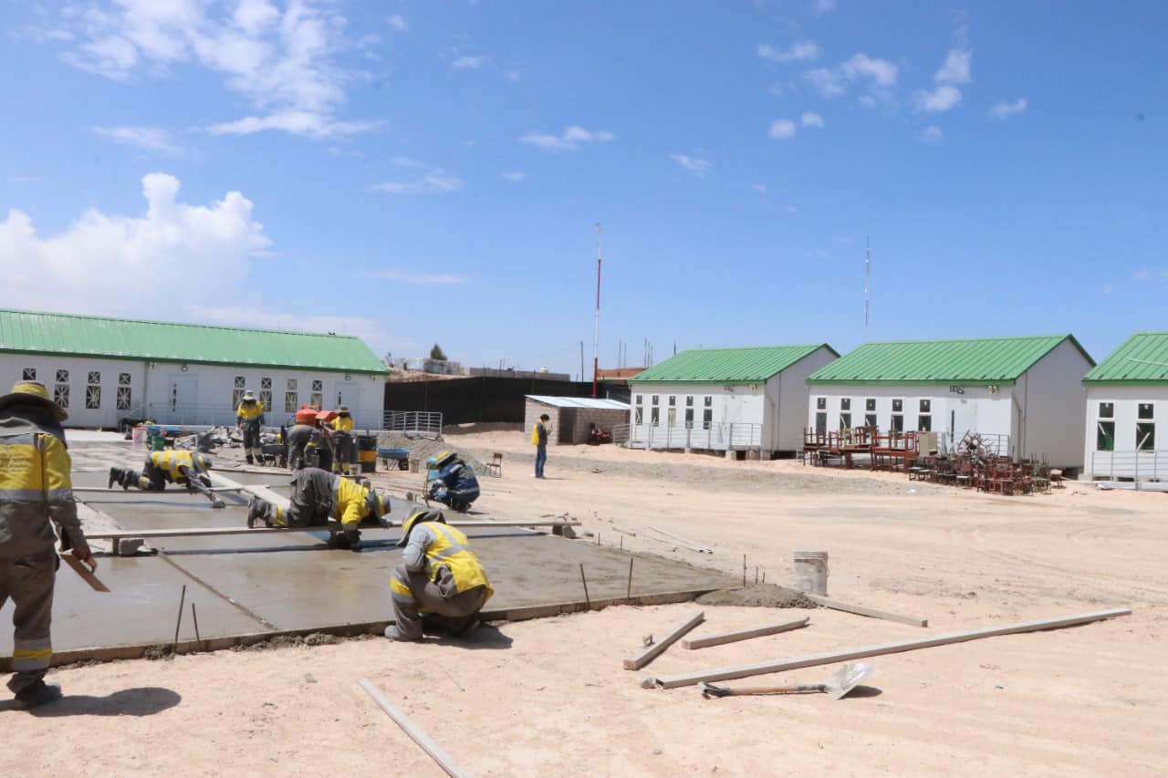 Padres de familia exigen celerida en entrega de obras de colegio