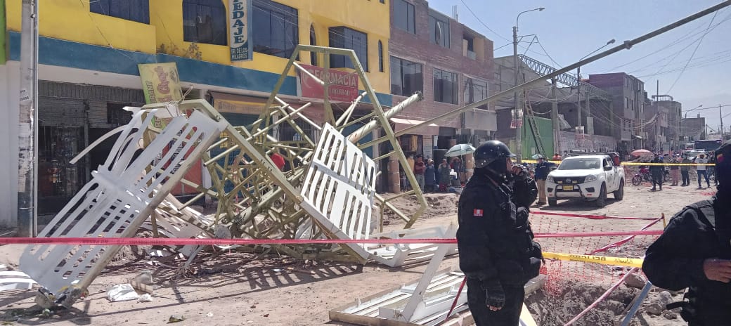 Antena cae en vía pública y deja seis heridos