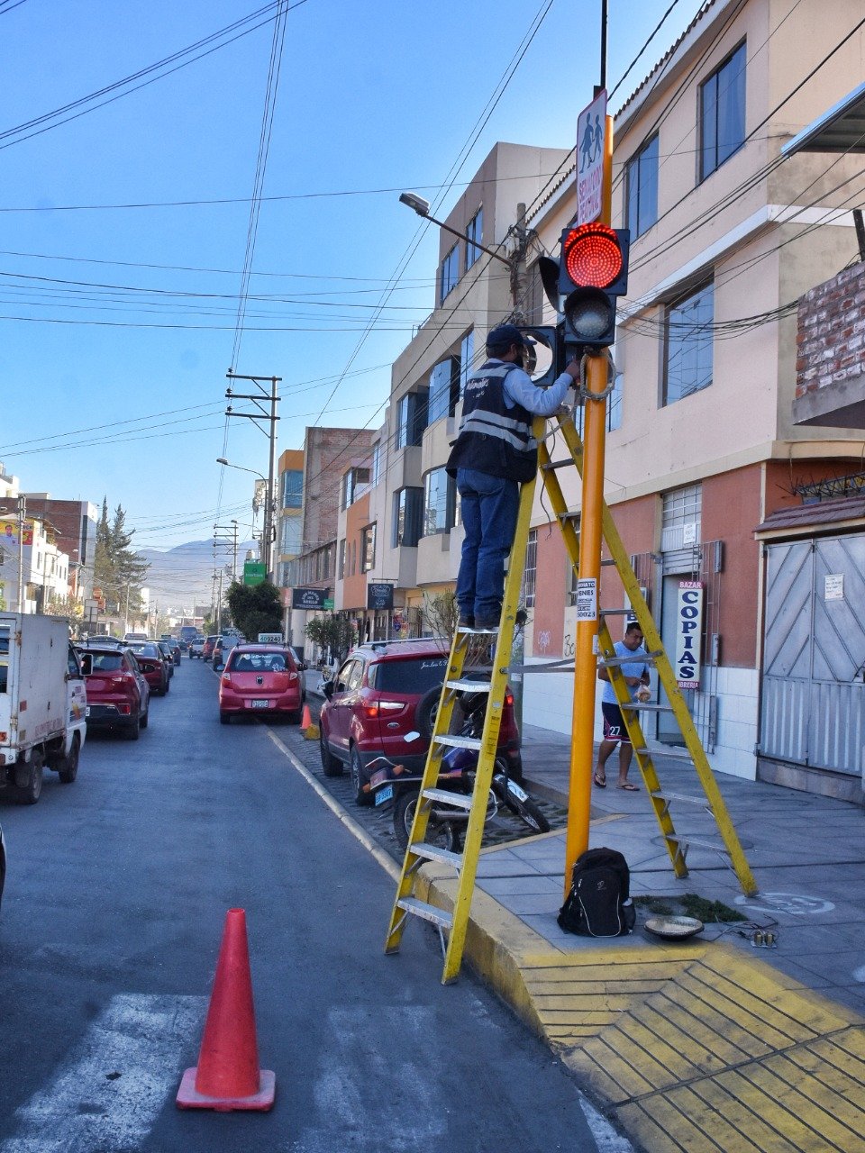 Realizan mantenimiento de semáforos peatonales en Bustamante y Rivero