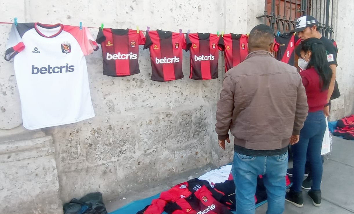 Arequipeños compraron más de 9 mil camisetas rojinegras