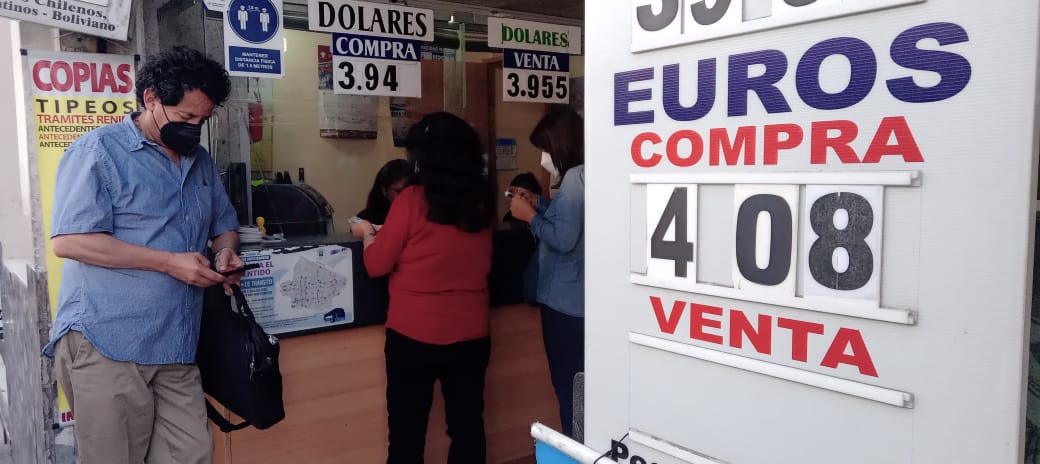 Euro y dólar alcanzan histórica paridad en los últimos 20 años