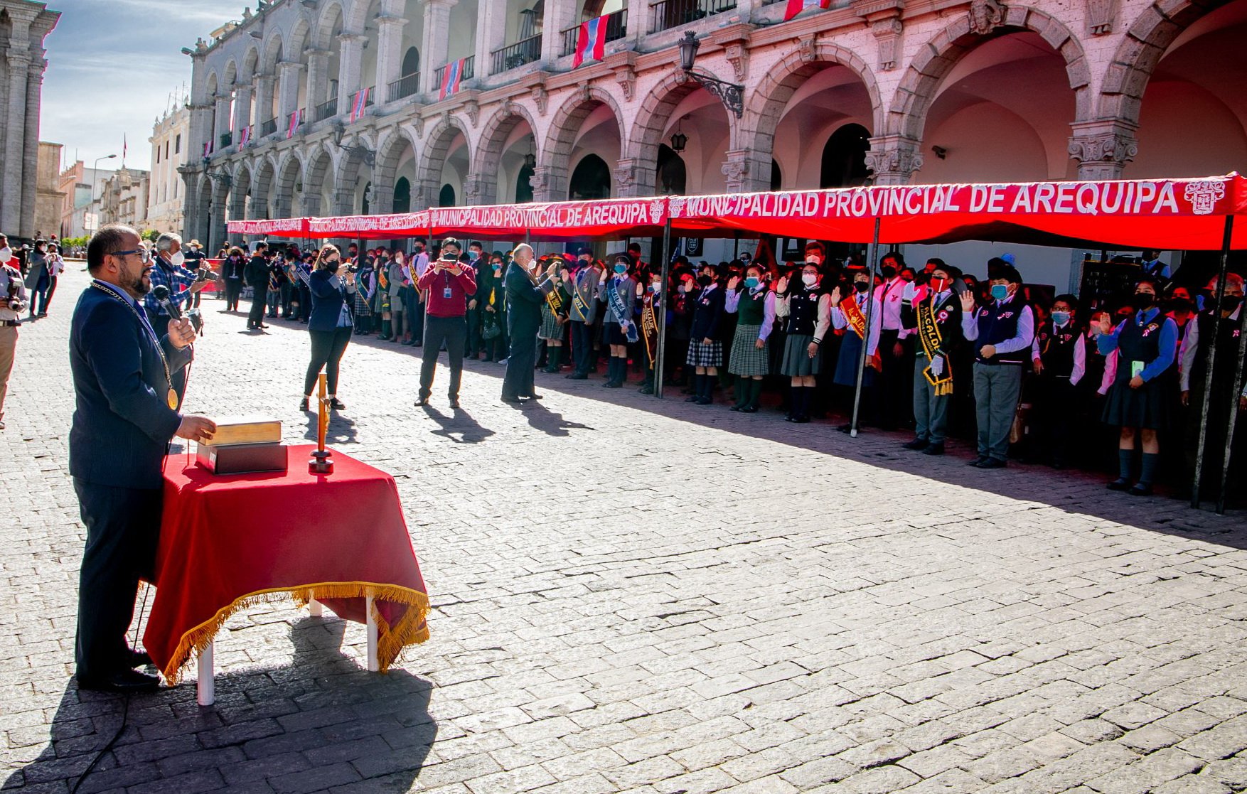 Juramentaron en Plaza Mayor 73 municipios escolares