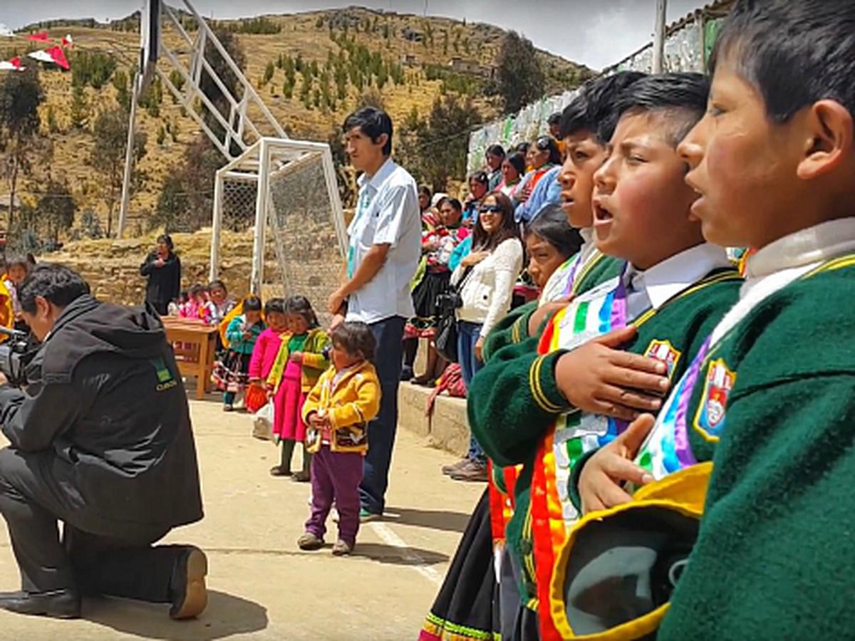 En todo acto cívico se entonará Himno Nacional en castellano y quechua