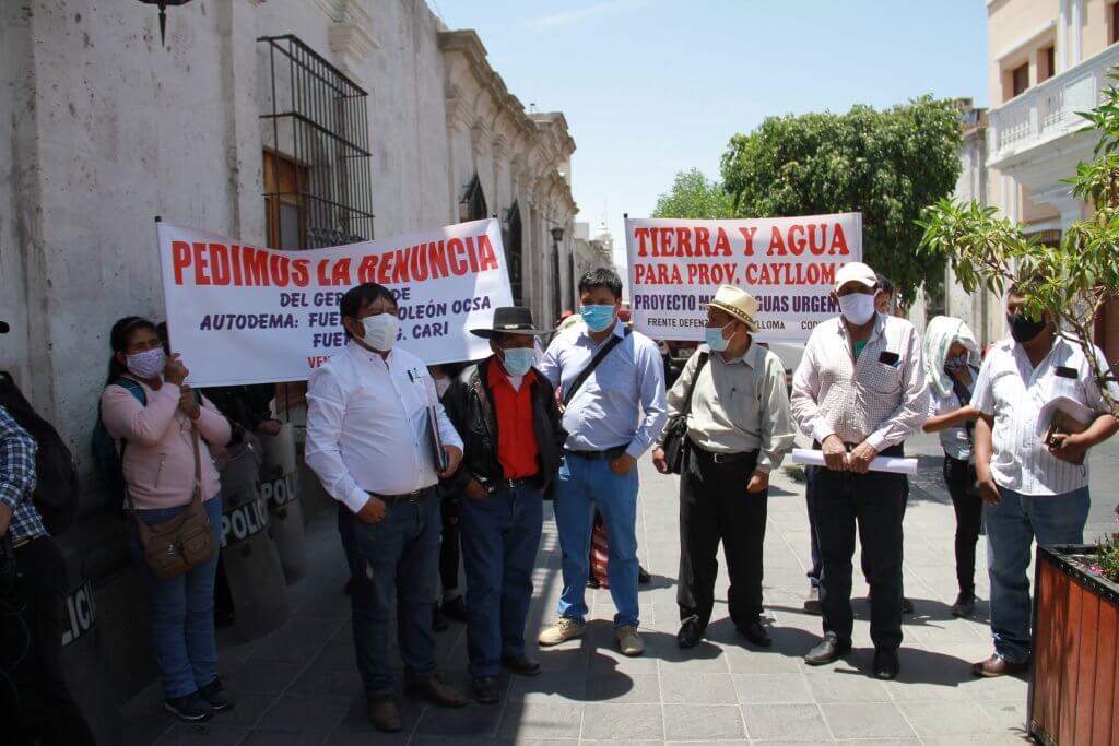 Pobladores de Caylloma arrojan estiércol de alpaca en puertas de Consejo