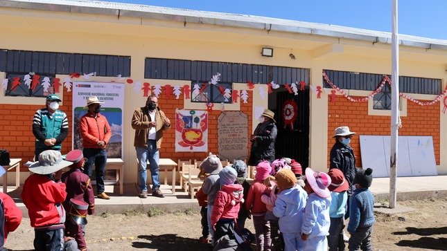 Donan mobiliario con madera decomisada a escolares de inicial en Caylloma