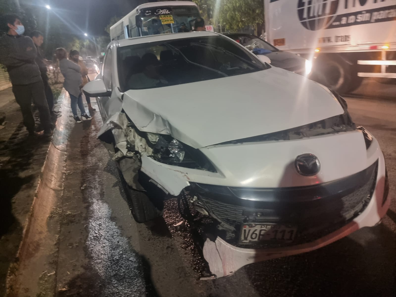 Intervienen a dos policías tras triple choque en Av. Los Incas