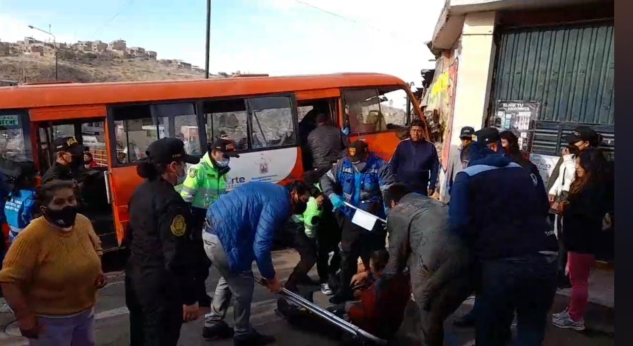 Más de 15 escolares resultaron heridos en accidente de bus del SIT