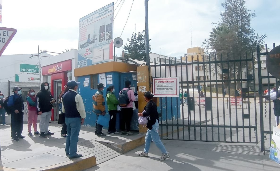 Trabajadores llevan sus condimentos para sazonar la comida del hospital