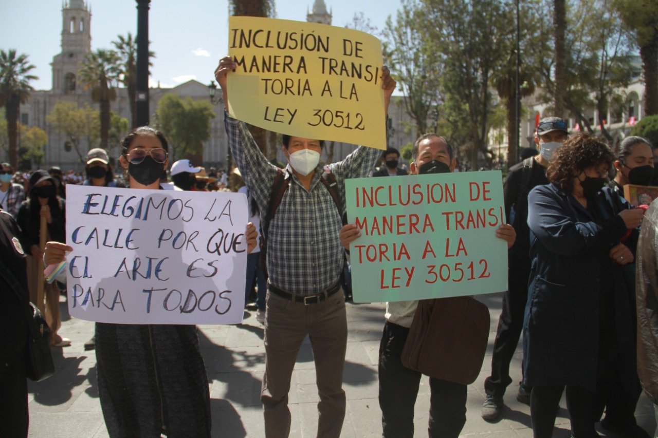 Docentes de la Escuela Carlos Baca Flor piden mejoras salariales