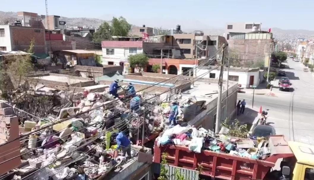 Más de 5 toneladas de residuos sólidos fueron retirados de una vivienda en Miraflores