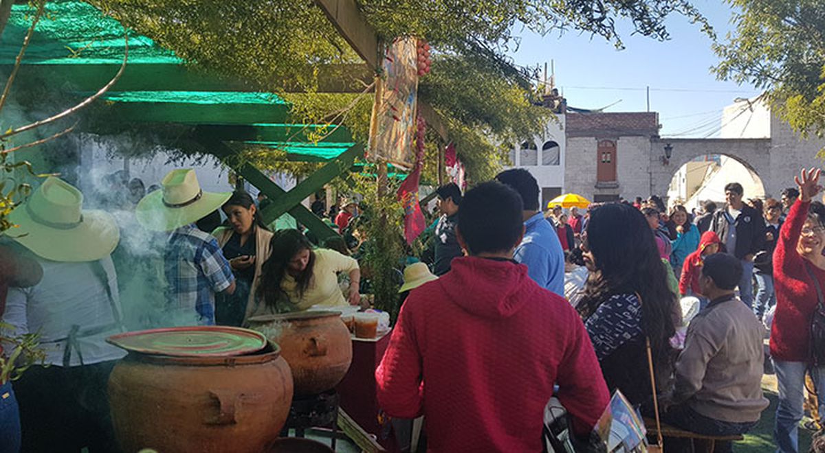 Festival del adobo, pelea de toros y ferias realizan por aniversario de Arequipa