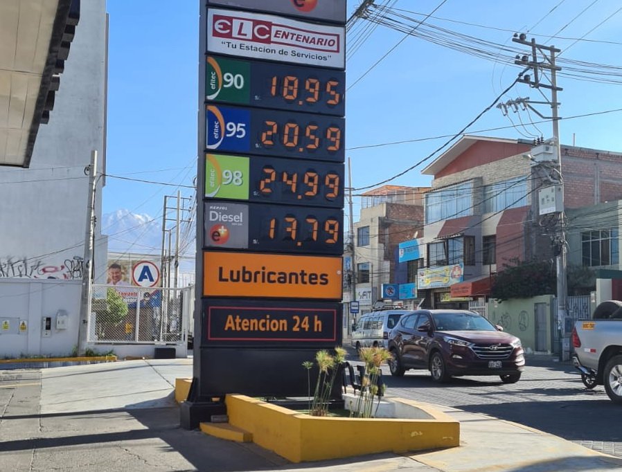 Precio de gasolina sigue bajando pero el costo de pollo sube