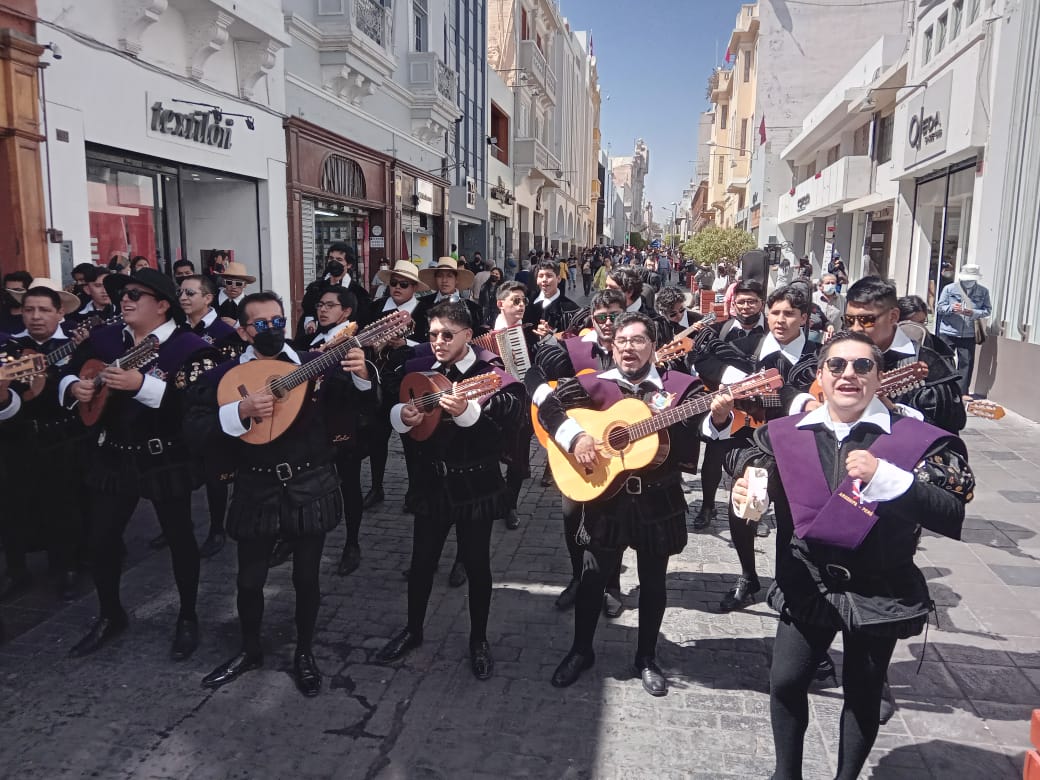 Tunas nacionales e internacionales saludaron a Arequipa por aniversario 482