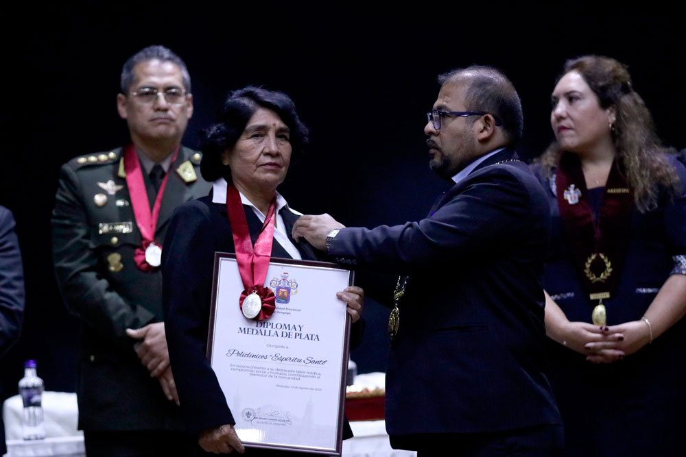 MPA entregó Diploma y Medalla de la Ciudad a policlínicos Espíritu Santo