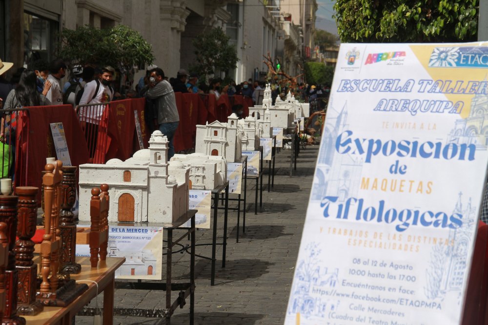 Maquetas de sillar y tallados de Arequipa se exhiben en la calle Mercaderes