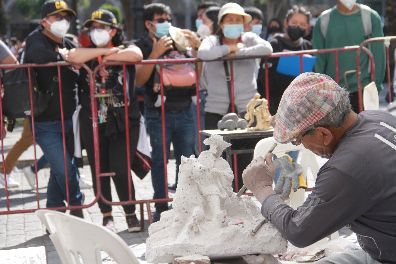 Participan de concursos de tallado de sillar, fierro y cuero 60 artesanos