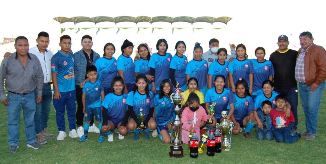 Atlético Majes recibió los trofeos de campeón de fútbol femenino