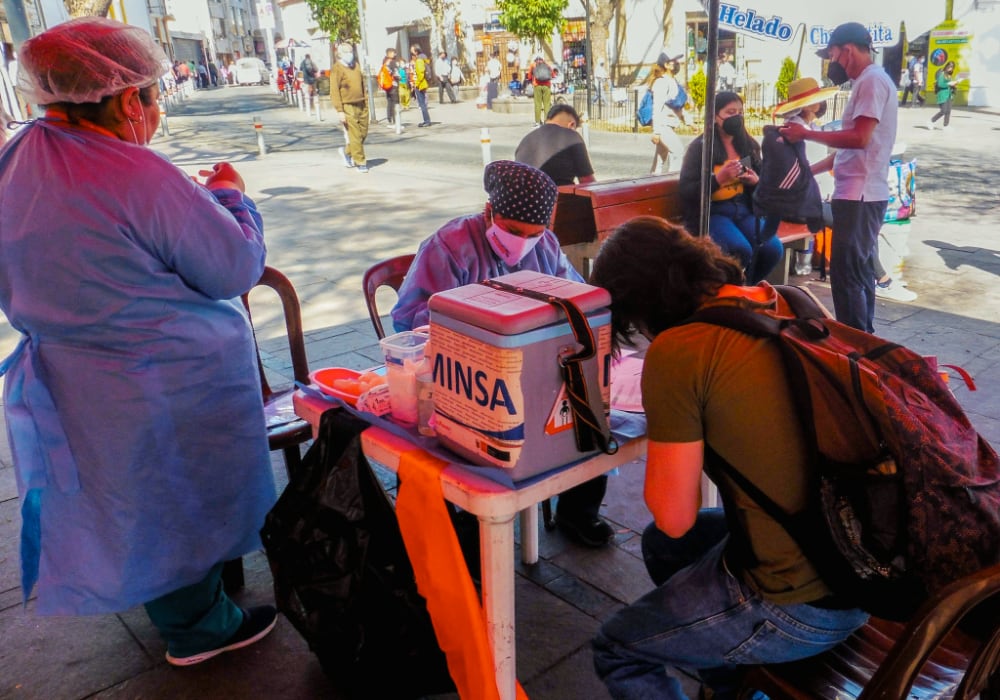 Demanda de terceras dosis de vacuna contra la Covid-19 aumentó de 18 a 59 años