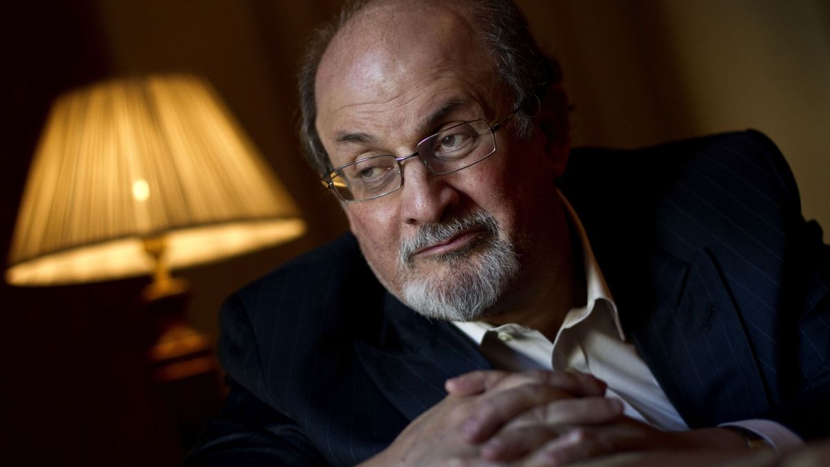 Rushdie es operado de emergencia tras ser apuñalado en el cuello