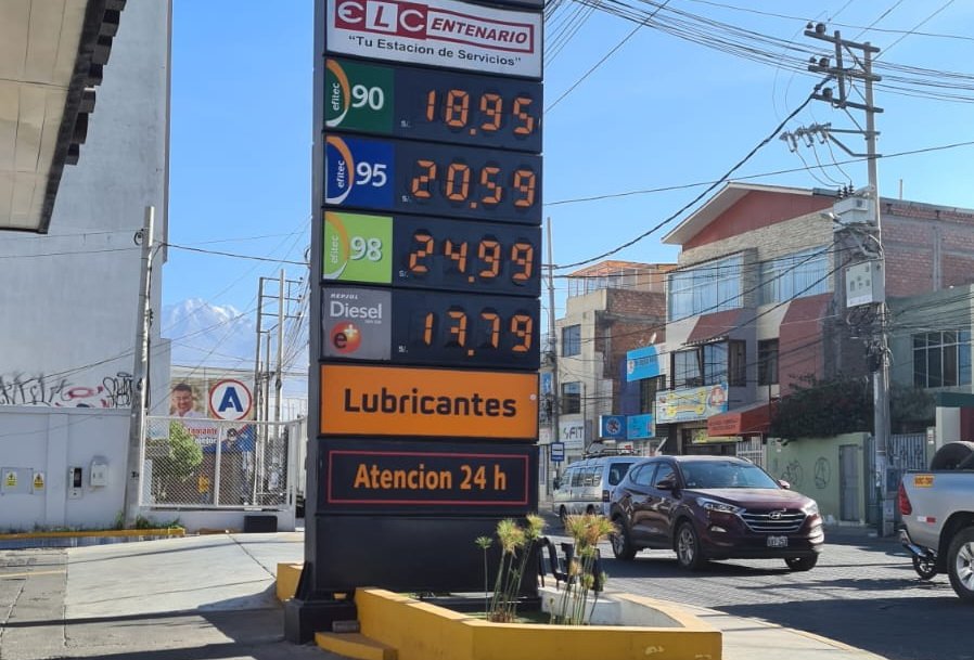 Combustibles seguirán con tendencia a la baja por unos cuatro meses más