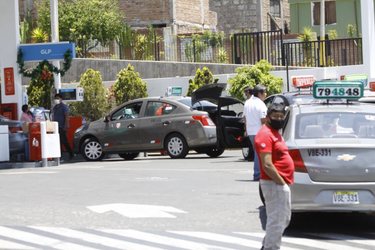 Transportistas forman largas colas en grifos por desabastecimiento de GLP