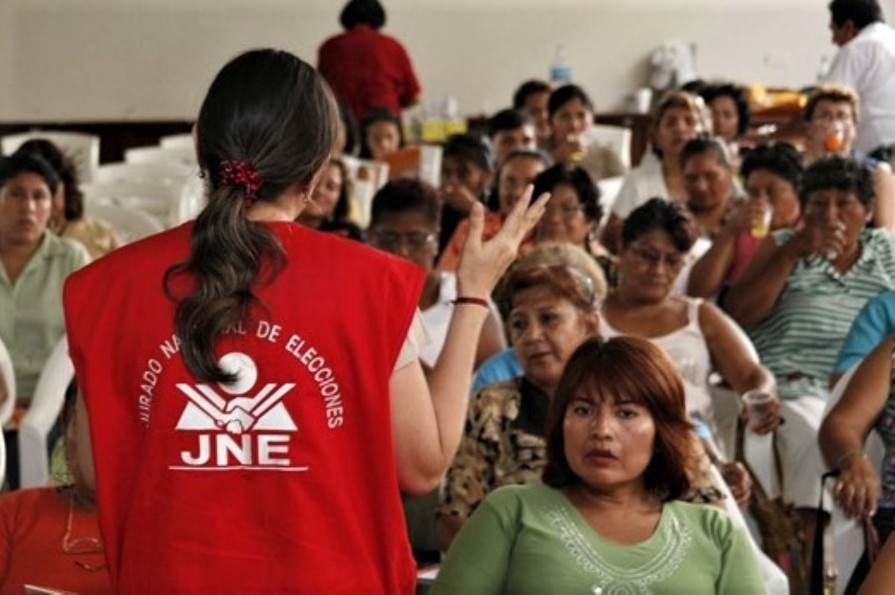 EL 43 % de candidaturas a y regiones son mujeres