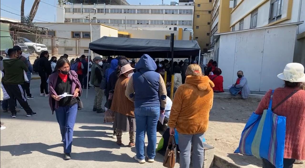 Siguen las colas en hospitales pese a que pacientes tienen citas