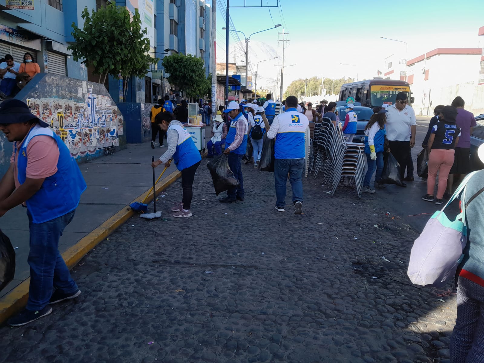 Simpatizantes de la “flecha” limpiaron Av. Independencia