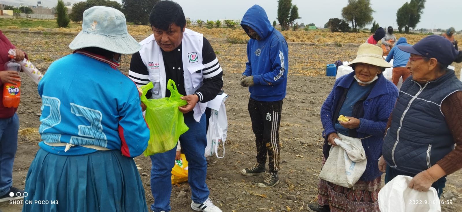 Candidato provincial en Camaná intensifica campaña electoral