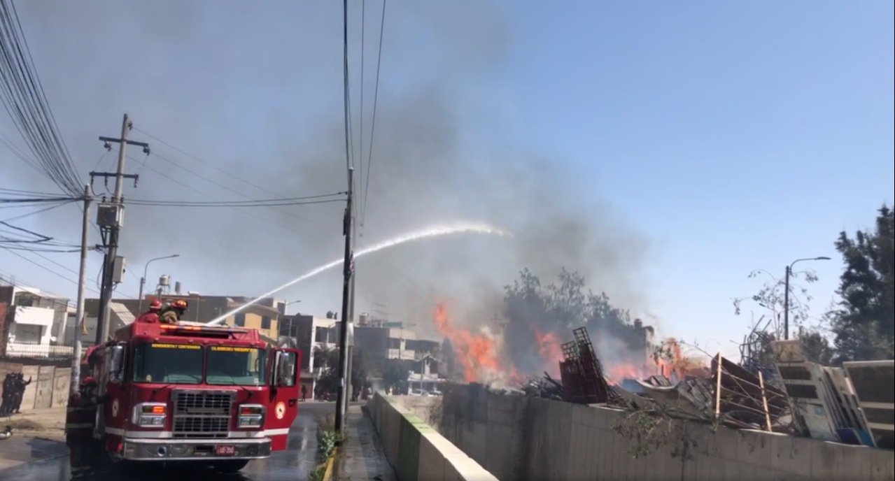 Depósito en avenida Venezuela fue afectado tras incendio