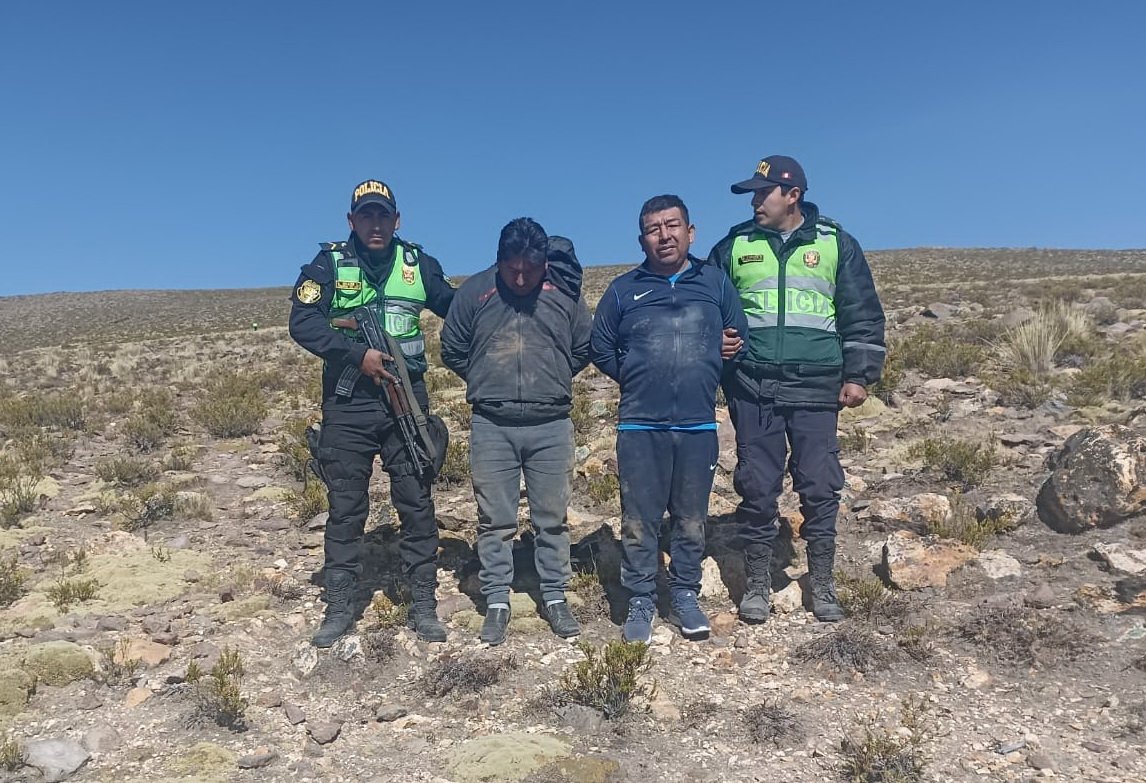 Detienen a 2 tras persecución por asalto de camioneta en carretera.