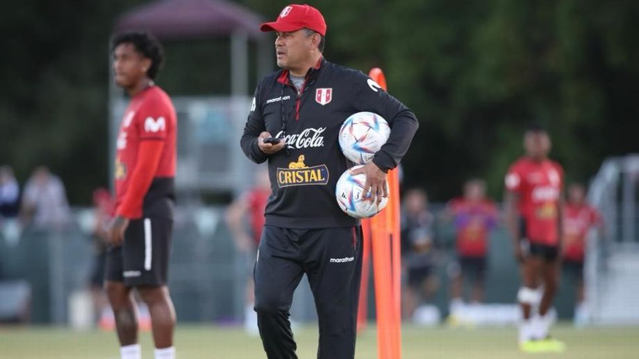 Juan Reynoso debutará con buzo blanquirroja frente a México